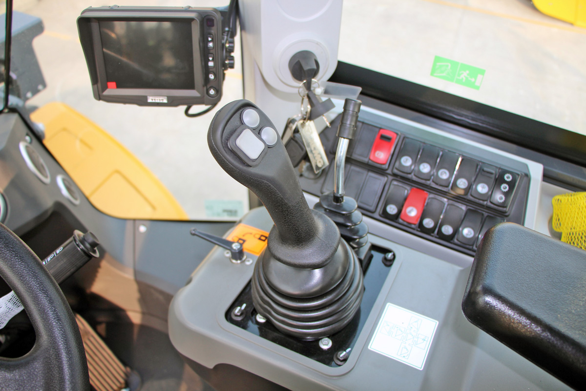 XC948-Wheel-Loader-Controls