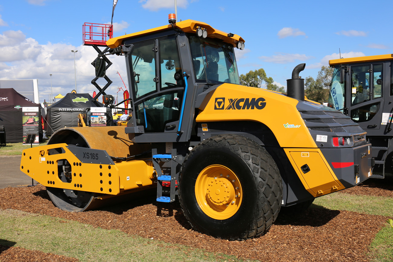 XCMG-XS165-Smooth-Drum-Roller-3-Web